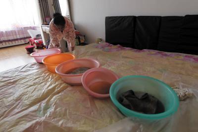 富锦楼上漏水，住户失联，小区没物管，业主维权难！律师来支招……